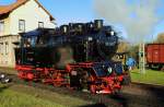 99 6001 am Morgen des 19.10.2014, während der Rangierfahrt zur Übernahme eines Sonderzuges der IG HSB, im Bahnhof Gernrode.