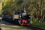 Nachdem 99 5906 mit ihrem Sonder-PmG der IG HSB am 19.10.2014 nach einer Doppelausfahrt wieder in den Bahnhof Alexisbad zurückgekehrt ist, werden jetzt, zur Vorbereitung einer Vereinigung mit dem zweiten Sonderzug, die Güterwagen abgekuppelt.