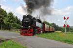 Harzer Schmalspurbahnen am 18.07.2015. Planzug mit der 99 7240-7 nach Nordhausen passiert einen Bü an einer Nebenstraße am Ortsrand von Gernrode.  --  Weitere Bilder vom HSB-Besuch am 18.07.2015 siehe auch im Schmalspuralbum unter http://www.schmalspuralbum.de/thumbnails.php?album=591 bzw. http://www.schmalspuralbum.de/index.php?cat=32
