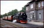 997240 steht am 7.9.1991 abfahrbereit nach Alexisbad um 10.18 Uhr im Bahnhof Harzgerode.