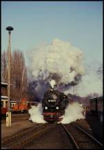 Einfahrt der 997245 mit P 14441 am 10.12.1991 um 11.02 Uhr in den Bahnhof Wernigerode Westerntor! Da der Bahnhof in einer Steigung liegt, hat der Lokführer den Regler noch bis zum Erreichen des