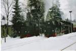 Im Januar 2005 kreuzen sich der vom Brocken kommende Zug und der Zug aus Eisfelder Talmhle am Nachmittag in Drei Annen Hohne.
