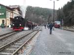 Unser Zug aus Wernigerode ist am 13.12.2015 in Eisfelder Talmühle eingetroffen. Wie gewöhnlich wurde dieser ab Drei-Annen-Hohne durch die Lok der Est. Nordhausen gezogen. Hier steht sie (leider gedreht) am Wasserkran in Eisfelder Tahlmühle und nimmt Wasser.