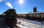 Bahnhof Brocken am Mittag des 13.02.2015. Links auf Gleis 3 ist der soeben eingefahrene Sonderzug der IG HSB mit 99 7243 an der Spitze zu sehen, rechts auf Gleis 1 steht P8926 mit Zuglok 99 7237 zur Rückfahrt nach Drei Annen Hohne bereit. Über der Szene  thront  der holzverkleidete Turm der Brockenwetterwarte und  überwacht  das Ganze! ;-)