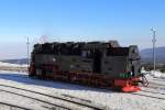 99 7243 am 13.02.2015 beim Umsetzen im Bahnhof Brocken. Rechts hinter der Lok ist im Tal ein Teil der Stadt Wernigerode zu sehen und, wenn man ganz genau hinsieht, erkennt man, etwa in Höhe der oberen Tenderleuchte, das bekannte Schloß!