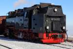 Lokportrait von 99 7243, aufgenommen am 13.02.2015 im Bahnhof Brocken.