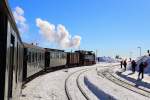 Auf diesem Bild setzt sich 99 7243 mit ihrem IG HSB-Sonderzug am 13.02.2015 im Brockenbahnhof bereits zum zweiten Mal in Bewegung. Die erste Anfahrt wurde abrupt abgebrochen, weil ein Fahrgast übers engagierte Fotografieren die Abfahrtszeit verpaßt hatte und nun laut rufend und fuchtelnd auf den Zug zugelaufen kam! ;-) Aber der Lokführer ist offensichtlich ein netter Mensch mit Herz und hielt den Zug an, damit auch der Nachzügler noch einsteigen konnte. Eine sehr nette Geste, wie ich finde!