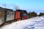 99 7243 am 13.02.2015 auf Talfahrt mit IG HSB-Sonderzug, beim Überqueren des Hirtenstiegs, kurz nach Verlassen des Brockenbahnhofs.