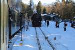 Impressionen aus dem talfahrenden Sonderzug der IG HSB am 13.02.2015 zwischen Brockenbahnhof und Schierke (Bild 5). Und schließlich hat unser Zug den Bahnhof Schierke erreicht, wo bereits 99 7234 mit P8920 zur Bergfahrt wartet.