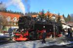 99 7243 im IG HSB-Sonderzugeinsatz am 13.02.2015, kurz vor dem Wasserfassen, im Bahnhof Drei Annen Hohne. Da es, jahreszeitbedingt, an Blumen in der Umgebung mangelt, hat sich die Zugführerin unseres Zuges kurzerhand ein Blümchen ins Haar gesteckt! Hier mußte ich doch ein wenig an Goethes  Osterspaziergang  denken:  ....Doch an Blumen fehlt`s im Revier, sie nimmt geputzte Menschen dafür!!! . ;-)