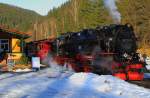 Kaffeepause! Nachdem 99 7243 ihren IG HSB-Sonderzug am 13.02.2015 erst von Wernigerode zum Brocken hinauf und danach hierher gebracht hat, hält sie jetzt im Bahnhof Eisfelder Talmühle eine