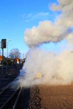 Völlig vernebelt! Nein, das ist kein Geysir auf Island, sondern 99 6101, welche am 14.02.2015 auf ihrer Rangierfahrt im Bahnhof Gernrode, den Fotografen ein warmes  Dampfbad  spendiert, was