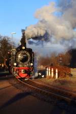 99 6101 am Morgen des 14.02.2015 auf Rangierfahrt im Bahnhof Gernrode. (Bild 1) Sie befindet sich hier gerade auf dem Abstellgleis direkt am Bahnhof, um einige Güterwagen abzuholen, welche dann einem Sonder-PmG der IG HSB beigestellt werden.