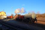 99 6101 am Morgen des 14.02.2015 auf Rangierfahrt im Bahnhof Gernrode. (Bild 4)  Auf diesem Bild hat die Rangiereinheit bereits das Gleis gewechselt und die Lok drückt dieselbe jetzt zu den bereitstehenden Personenwagen um den Zug zu vervollständigen.