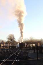 99 6101 am Morgen des 14.02.2015 auf Rangierfahrt im Bahnhof Gernrode. (Bild 8)
Hier hat sie die Güterwagen bereits mit den vor dem Lokschuppen stehenden Personenwagen vereinigt, wodurch der Zug nun komplett ist und nur noch am Bahnsteig bereitgestellt zu werden braucht. Wie man sieht, sind die Fahrgäste mittlerweile zahlreich eingetroffen. Faszinierend fand ich hier auch die bei absoluter Windstille im Gegenlicht aufsteigende Dampffahne.