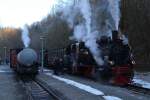 Nachdem der IG HSB-Sonderzug mit 99 5901 am 14.02.2015 aus Harzgerode wieder im Bahnhof Alexisbad eingetroffen ist, hat sich bereits 99 6101, die zuvor mit dem Güterzug hier gewartet hat, vor den