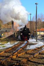 Da Platz für einen planmäßigen Triebwagen gemacht werden muß, ziehen 99 5901 und 99 6101 ihren IG HSB-Sonder-PmG am 14.02.2015 aus dem Haltepunkt Silberhütte (Anhalt), um ihn