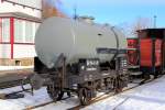 Kesselwagen 99-01-98, eingestellt in einen Sonder-PmG der IG HSB am 14.02.2015 im Bahnhof Hasselfelde. Der Wagen wurde 1905 in Ammendorf (Halle/S.) gebaut und diente als Privatwagen dem Transport von Flußsäure im Selketal. Bei der Reichsbahn wurde er zum Wasserwagen umfunktioniert und war Bestandteil des Feuerlöschzuges. 1998 ging er in den Besitz der IG HSB über, welche ihn bei  Brücke e.V.  in Blankenburg fahrtüchtig wiederaufarbeiten ließ. Seitdem wird er für Foto- und sonstige Sonderzugfahrten eingesetzt.