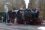 Nachdem 99 6001 am 15.02.2015 mit ihrem IG HSB-Sonderzug im Bahnhof Alexisbad eingelaufen ist, gibt es während des Wasserfassens eine kurze Absprache zwischen Einsatzleiter und Lokführer.