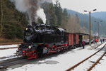 99 6001, mit IG HSB-Sonderzug auf der Fahrt von Nordhausen nach Wernigerode, am Nachmittag des 15.02.2015, kurz nach Einfahrt in den Bahnhof Eisfelder Talmühle.