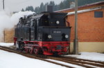 Nach erfolgtem Wasserfassen, rangiert 99 6001 am 15.02.2015 im Bahnhof Benneckenstein, wieder von Gleis 1 auf Gleis 2, um ihren IG HSB-Sonderzug zur Weiterfahrt nach Wernigerode zu übernehmen.