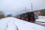 99 7247 mit P8929 (Brocken-Nordhausen Nord) am Nachmittag des 15.02.2015 bei der Einfahrt in den Bahnhof Benneckenstein.