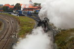 In dichte Dampfschwaden gehüllt, fährt am Mittag des 16.10.2015 Dampflok 99 7240, nach einem Fotozugeinsatz für die IG HSB, zur Bekohlung zurück ins Bw Wernigerode, welches sie hier gleich erreicht hat.