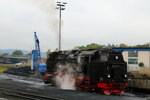 99 7240 am Mittag des 16.10.2015 im Bw Wernigerode. Nachdem sie gerade Kohle gebunkert hat, wird jetzt in wenigen Augenblicken noch Wasser genommen, dann geht es zum nächsten Einsatz.