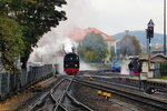 Nachdem 99 6001 am 16.10.2015 den ganzen Vormittag im Fotozug-Einsatz für die IG HSB war, wird sie nun, nach dem bereits erfolgten Ergänzen der Wasser- und Kohlevorräte, einen Sonderzug des genannten Vereins zur Brockenfahrt übernehmen. Das Bild zeigt die Lok bei der Einfahrt in den Bahnhof Wernigerode. (Bild 2)