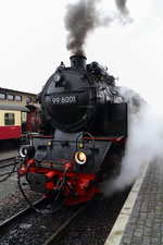 Soeben hat 99 6001 am 16.10.2015 im Bahnhof Wernigerode an den Sonderzug der IG HSB angekuppelt.