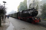 Der Sonderzug der IG HSB, mit 99 6001 an der Spitze, während der Brockenfahrt am 16.10.2015, aufgenommen im Bahnhof Drei Annen Hohne.