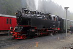 99 6001 vor einem IG HSB-Sonderzug mit Fahrziel Brocken, am 16.10.2015 beim Zwischenstop im Bahnhof Schierke.