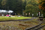 Schilderwald an einem kleinen Bahnübergang! Während ich noch über die Sinnhaftigkeit desselben nachdachte, näherte sich hinten bereits 99 5901 mit ihrem IG HSB-Sonderzug. Die Aufnahme entstand am 17.10.2015 an der Einfahrt des Bahnhofes Elend.