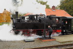 Wasserfassen von 99 5901 vor IG HSB-Sonderzug am 17.10.2015 im Bahnhof Benneckenstein. (Bild 2)
 Na wirst du wohl....?! Elende Kurbelei!!!  ;-)