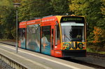 Ein Siemens Combino Duo der Nordhäuser Straßenbahn, aufgenommen am 17.10.2015 im HSB-Bahnhof Ilfeld. Zwischen Nordhausen und Ilfeld nutzen diese Hybrid-Fahrzeuge die Gleise der Harzer Schmalspurbahnen.