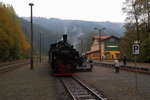 Nachdem 99 5901 am 17.10.2015 nach einer Scheinausfahrt mit ihrem IG HSB-Sonderzug wieder in den Bahnhof Eisfelder Talmühle zurückgekehrt ist, wird jetzt noch gewartet, bis sich alle Fotografen wieder im Zug eingefunden haben. Danach geht es weiter zum nächsten Fotohalt am Steinbruch Unterberg.