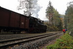 Warten auf die Zugkreuzung mit Planzug P 8967 (Hasselfelde-Eisfelder Talmühle).Kaum ist 99 5901 mit ihrem IG HSB-Sonderzug am Steinbruch Unterberg angekommen und hat auf dessen Anschlußgleis