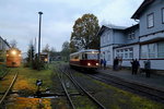 Bahnhof Hasselfelde am Abend des 17.10.2015. Rechts auf Gleis 1 steht Triebwagen 187 011, welcher gleich nach Nordhausen Nord abfahren wird. Für die Fahrgäste des ebenfalls im Bahnhof befindlichen IG HSB-Sonderzuges wurden extra die Scheinwerfer des links stehenden historischen Schneepfluges eingeschaltet und auch der Lokschuppen des ortsansässigen Vereins hatte seine Pforten zur Besichtigung geöffnet.