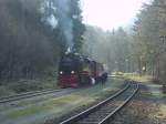 Am 1.4.2007 steht der letzte Brockenzug fr heute im Bahnhof Steinerne Renne und wartet auf das Abfahrsignal einer der Schafnerinnen.