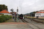 Kaum ist 99 6001 mit ihrem IG HSB-Sonderzug (Wernigerode-Quedlinburg) am 18.10.2015 im Bahnhof Benneckenstein angekommen, gibt`s für die Lok auch schon wieder Wasser.