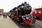 99 6001 mit IG HSB-Sonderzug (Wernigerode-Quedlinburg) am 18.10.2015 im Bahnhof Benneckenstein, welchen sie in wenigen Minuten in Richtung Eisfelder Talmühle verlassen wird.