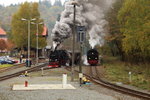 Doppelausfahrt von 99 7243 mit P 8965 (Gernrode-Hasselfelde) und 99 6001 mit IG HSB-Sonderzug am 18.10.2015 aus dem Bahnhof Alexisbad. (Bild 1)