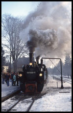 995906 beim Wasser fassen im Bahnhof Drei Annen Hohne im Harz am 9.2.1997.