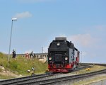 99 7247-2 dampft mit einem Zug aus dem Bahnhof Brocken wieder den Brocken hinunter.