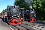 Whrend HSB 99 7239 whrend ihres Halts am 02.09.16 in Drei Annen auf der Fahrt zum Brocken den Wasservorrat auffllen lsst, setzt sich 99 7245 mit Zug Nr.