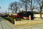 Die 99 7242 war freundlicher Weise so nett den frh-Brockenzug fr die 99 7245 in den Bahnhof zu ziehen. Bei herlichem Sonnenschein ging es hier am 2.4.2007 um 9:10 auf den Brocken.