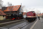 Während am Mittag des 05.02.2016 ein einsamer Fotograf im Regen den Bahnsteig 31 des HSB-Bahnhofes Wernigerode entlangschlendert und Diesellok 199 872 nach der Bereitstellung eines Sonderzuges