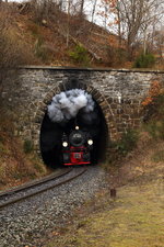 Ausfahrt (Scheinanfahrt) von 99 5901 mit IG HSB-Sonderzug am 05.02.2016 aus dem Thumkuhlental-Tunnel.