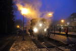 Kaum ist 99 5901, mit ihrem IG HSB-Sonderzug auf der Rückfahrt vom Brocken nach Wernigerode, am Abend des 05.02.2016 im Bahnhof Drei Annen Hohne eingelaufen, wird die Lok auch schon von einem kleinen Bahnfan  geentert ! ;-)