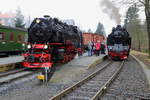 99 222 mit Fotogüterzug und 99 6001 mit Personensonderzug 2 am 06.02.2016 im Bahnhof Drei Annen Hohne.